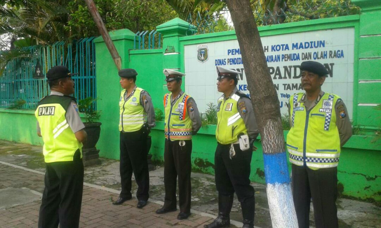 Pengamanan Pawai Citra Nada SDN 01 Pandean dalam rangka Hari Kartini 2017