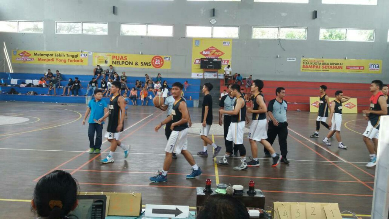Pengamanan Pertandingan Persahabatan Bola Basket di GOR Werkudoro SMA Negri 1 Madiun
