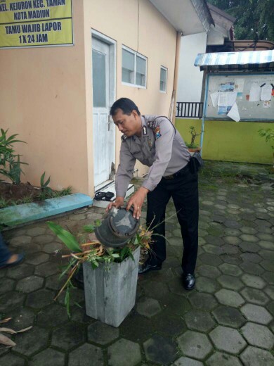 Bhabinkamtibmas Kelurahan Kejuron Aiptu Suharsono melaksanakan kegiatan kerja bakti bersama Tiga Pilar Kelurahan