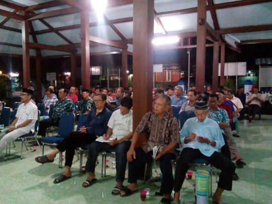 Bhabinkamtibmas Manisrejo Aiptu Edi Purwanto menghadiri pertemuan LPMK di Pendopo Kelurahan Manisrejo, Kecamatan Taman, Kota Madiun.