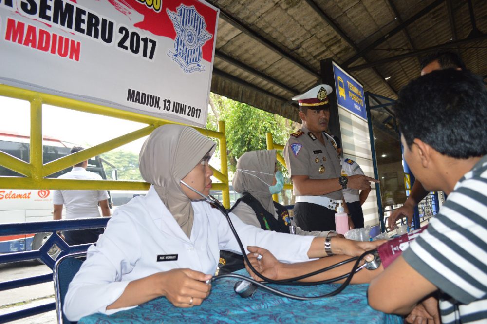 Pelaksanaan Tes Urine Terhadap Sopir Dan Awak Bus Dalam Rangka Persiapan Ops Ramadhaniya Semeru 2017/1438 H