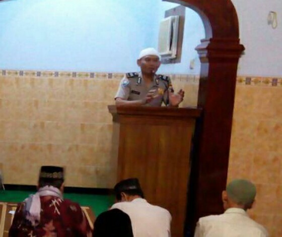 Bhabinkamtibmas Manisrejo menjadi imam sholat Tarawih di Mushola Riyadhul Jannah Madiun